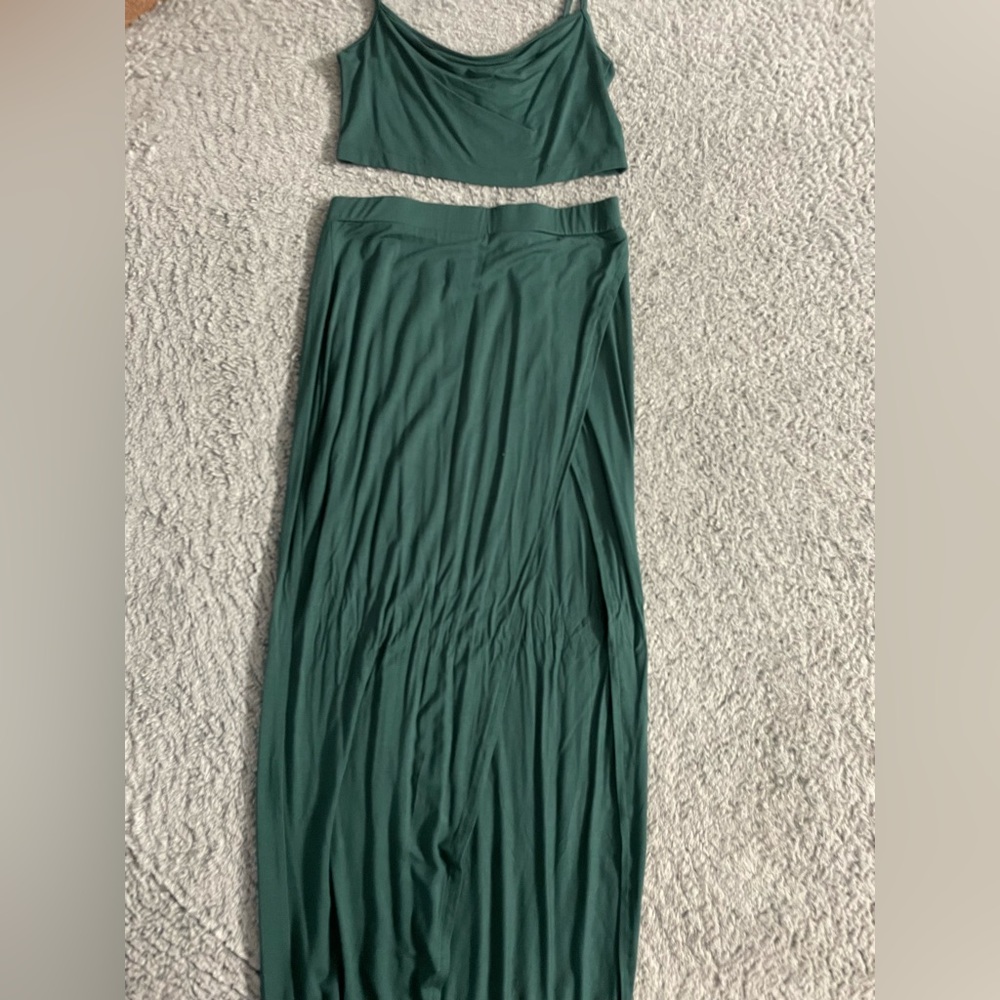 Two piece set skirt with slit in the side